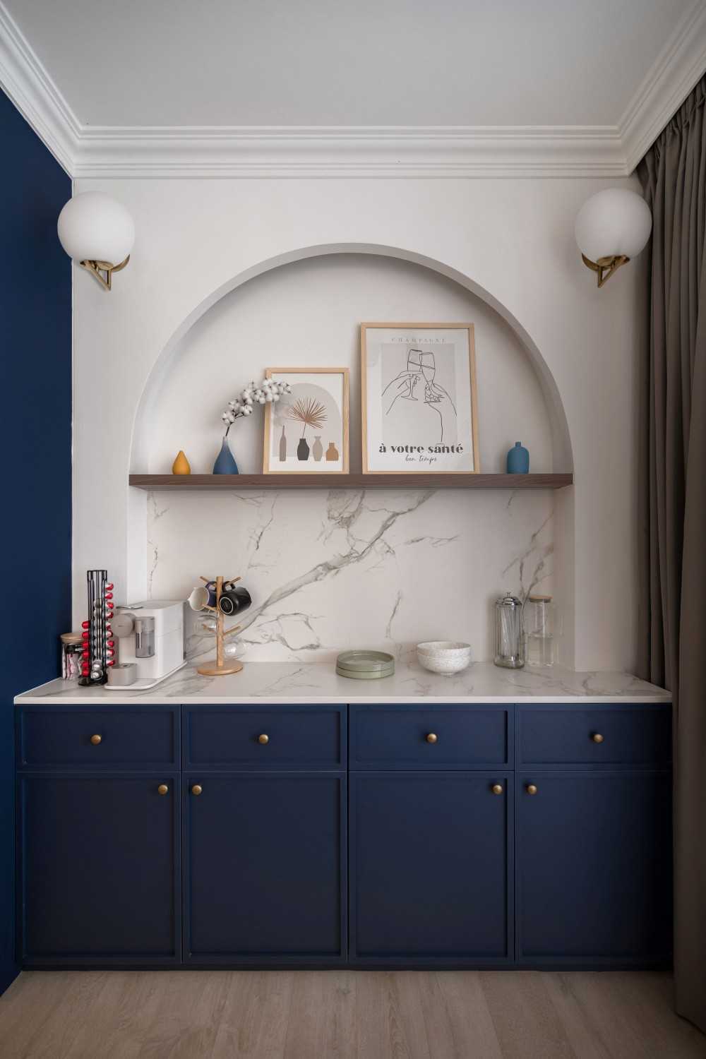 Modern Pantry with Feature Wall and Kitchen Backsplash