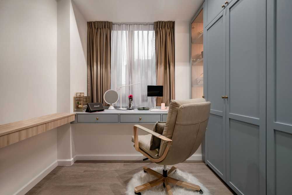 Modern Walk-in Wardrobe with Mirror and Wardrobe