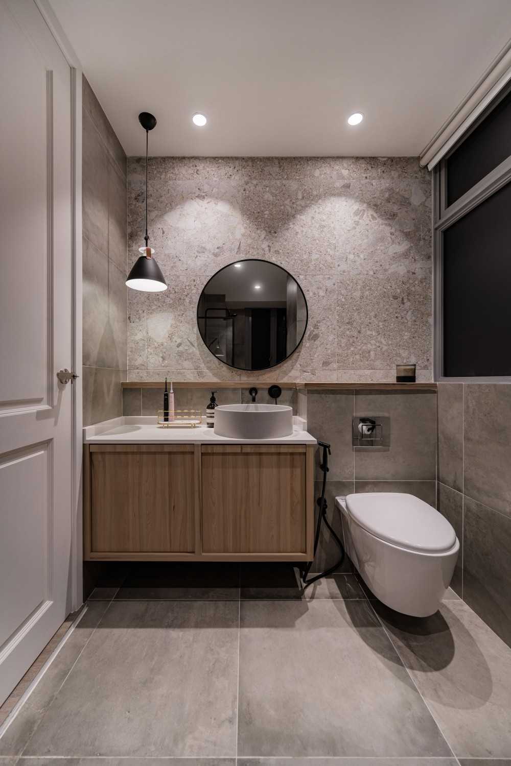 Modern Bathroom with Feature Wall and Mirror