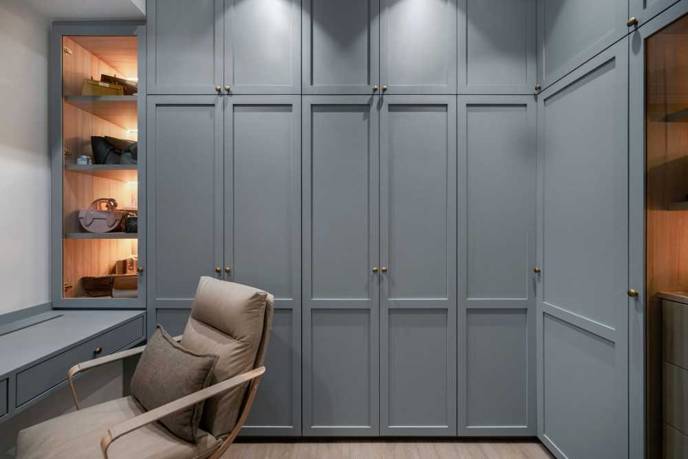 Modern Walk-in Wardrobe with Wardrobe and Vanity Counter