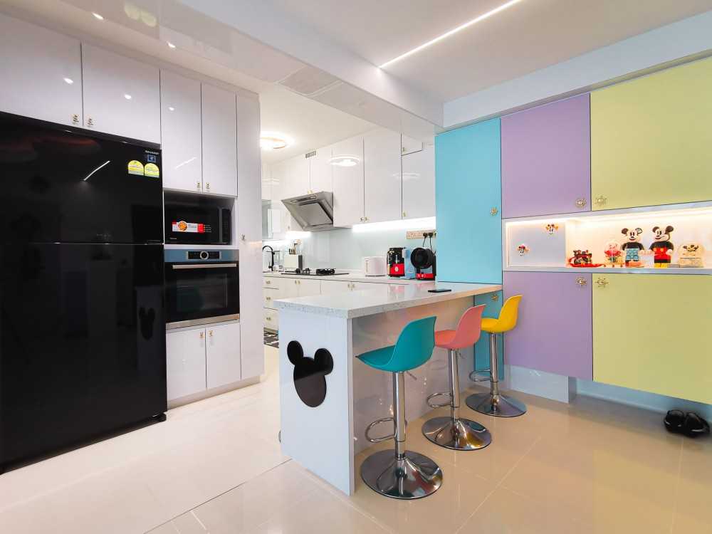 Contemporary Kitchen with Kitchen Island and Open Kitchen