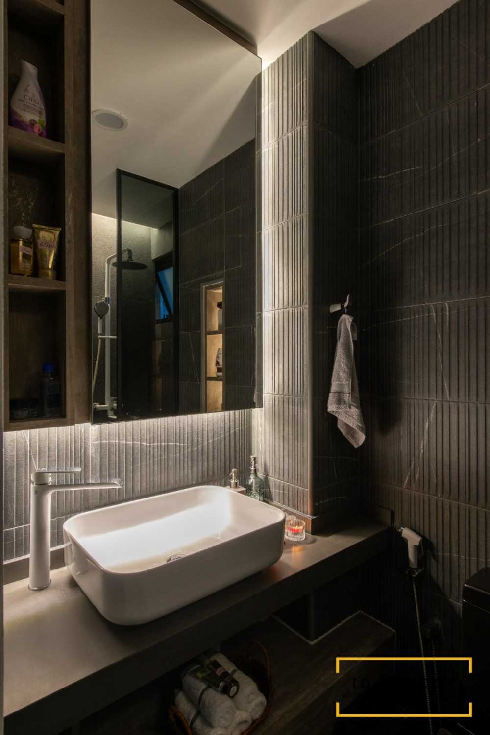 Contemporary Bathroom with Countertop and Mirror