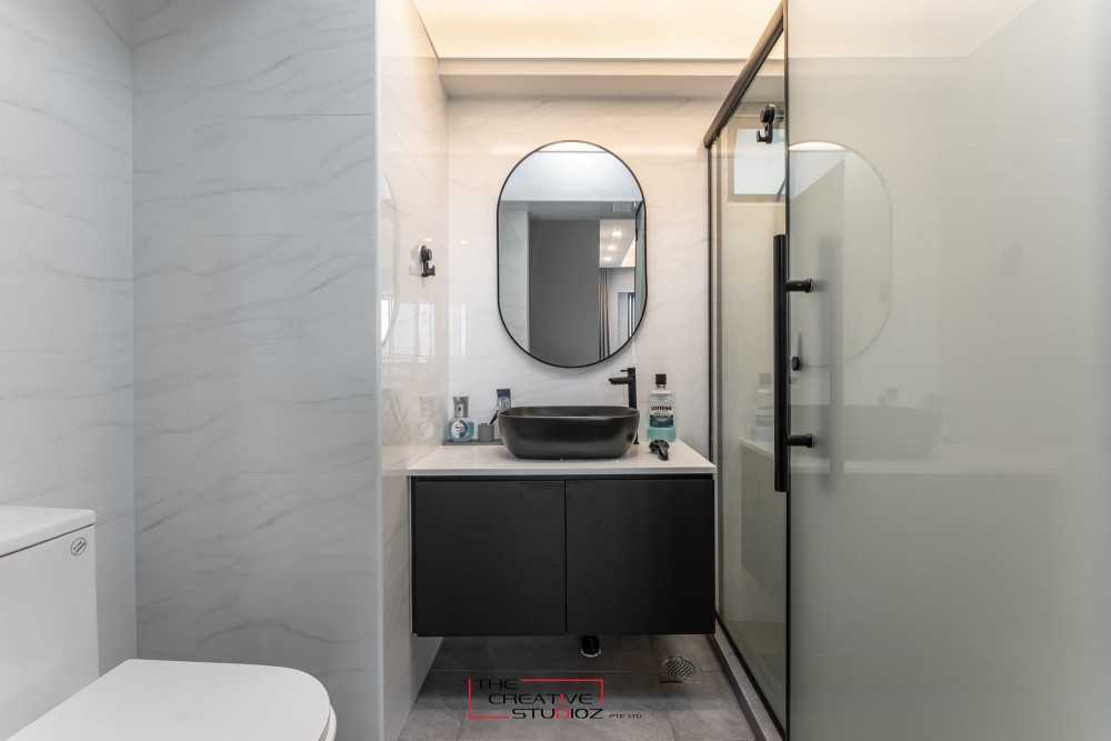Scandinavian Bathroom with Homogeneous Tiles and Shower Screen