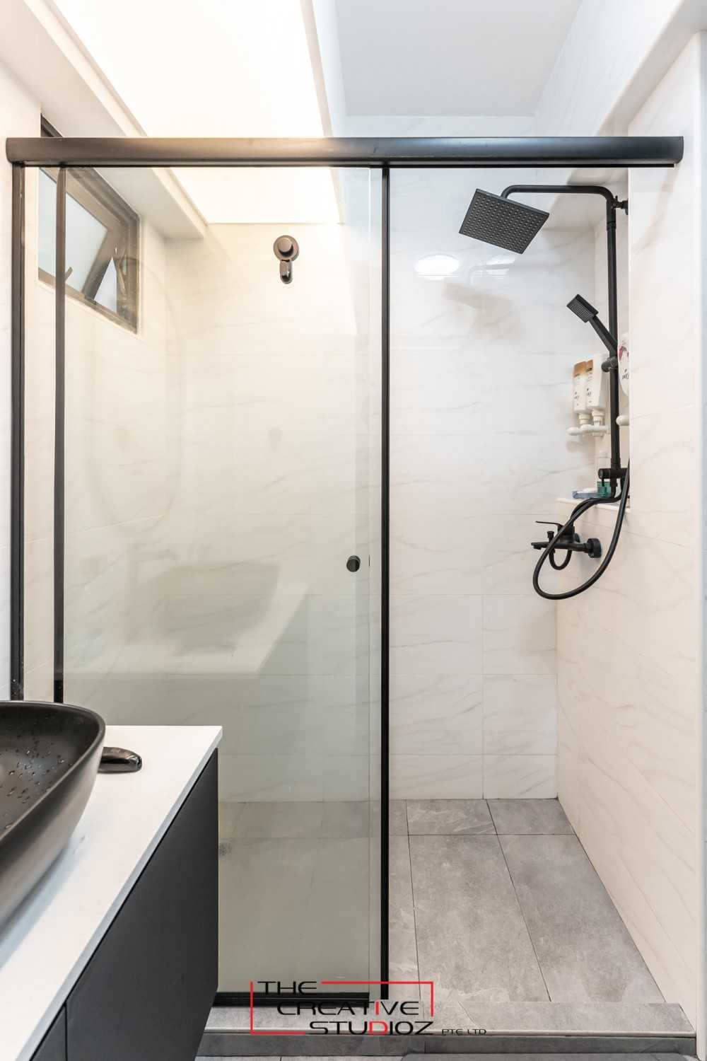 Scandinavian Bathroom with Homogeneous Tiles and Shower Screen