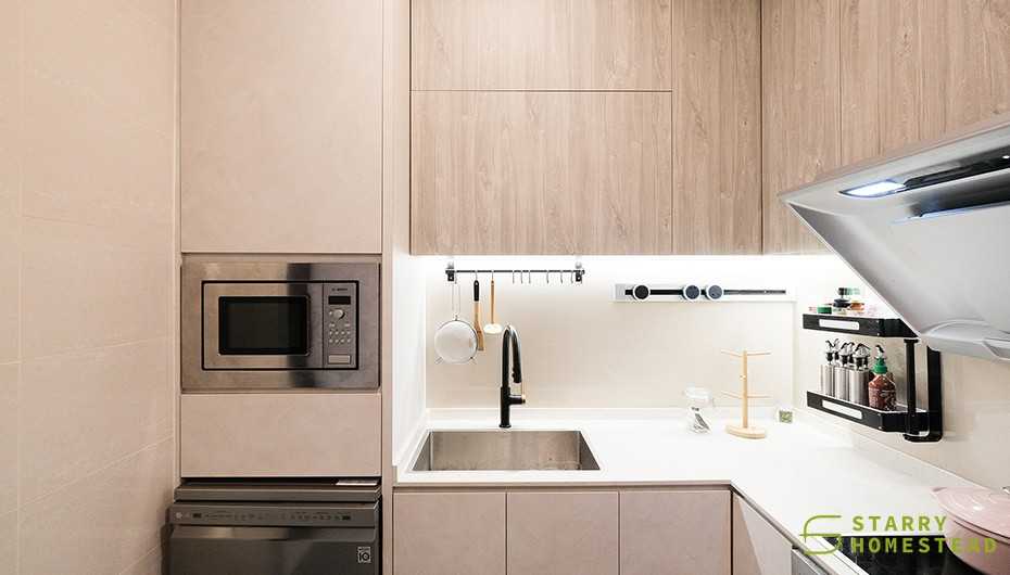 Modern Kitchen with Kitchen Island and Cupboard