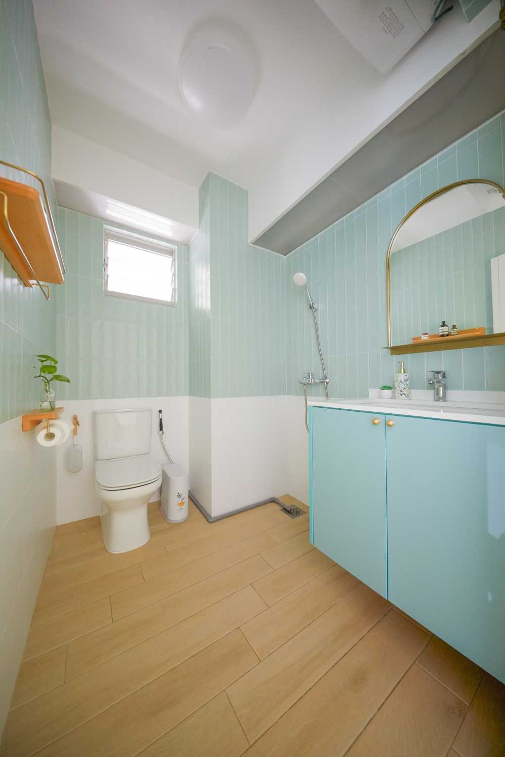 Eclectic Bathroom with Mirror and Mosaic
