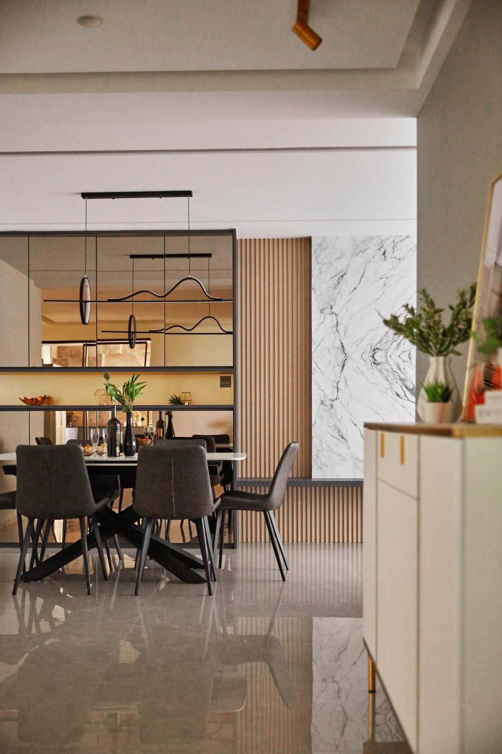 Contemporary Dining Room with Dining Table and Dining Chairs