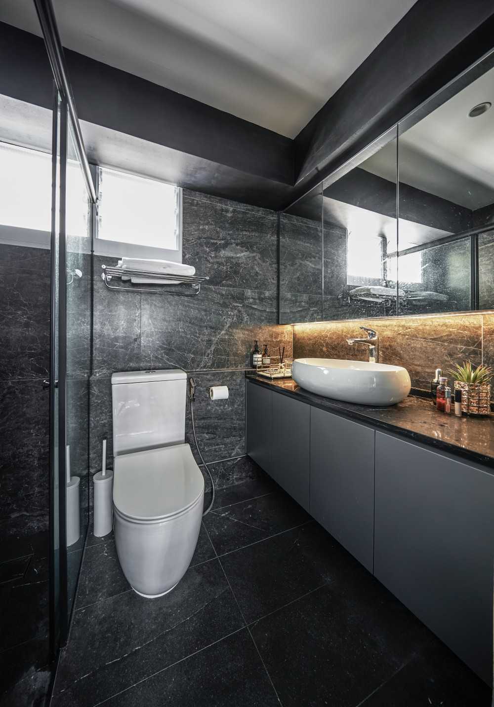 Contemporary Bathroom with Mirror and Bathroom Storage