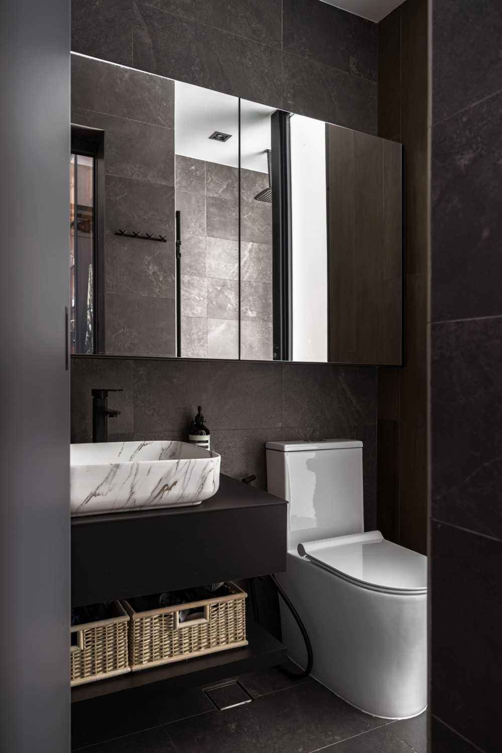 Modern Bathroom with Mirror and Bathroom Storage