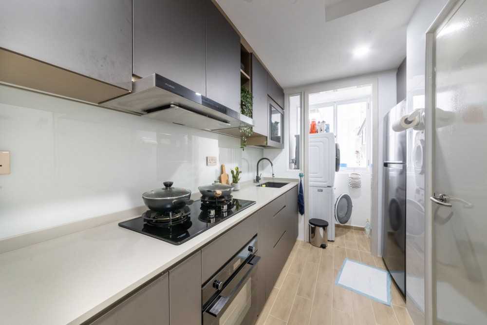 Modern Kitchen with Kitchen Backsplash and Kitchen Accessories