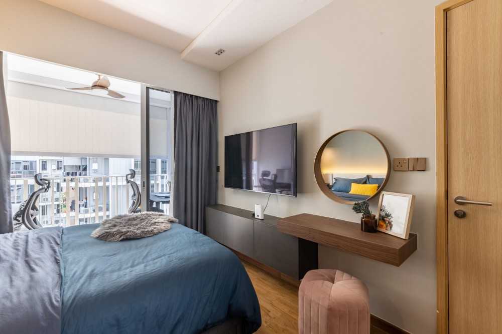 Modern Bedroom with Mirror and Ceiling Fan
