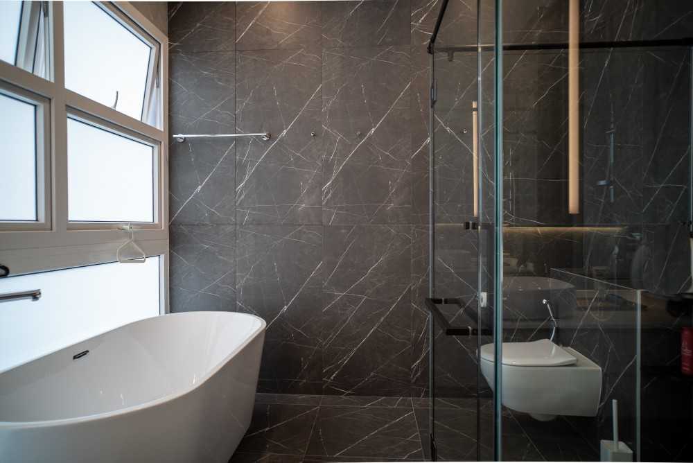 Contemporary Bathroom with Marble Floor and Feature Wall