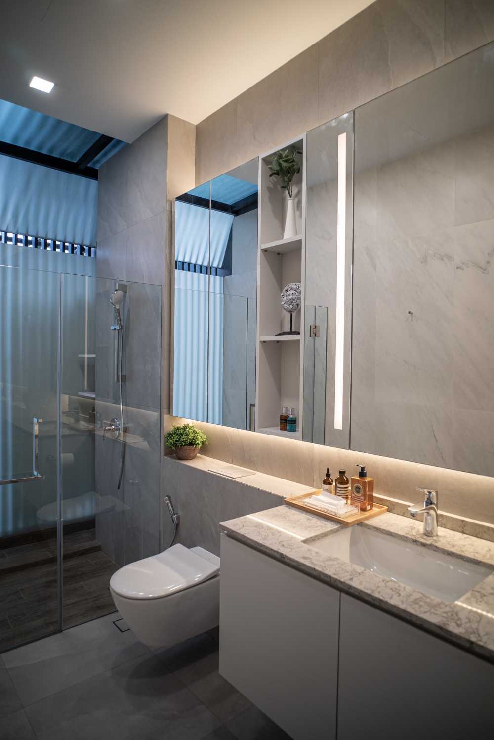 Contemporary Bathroom with Mirror and Shower Screen
