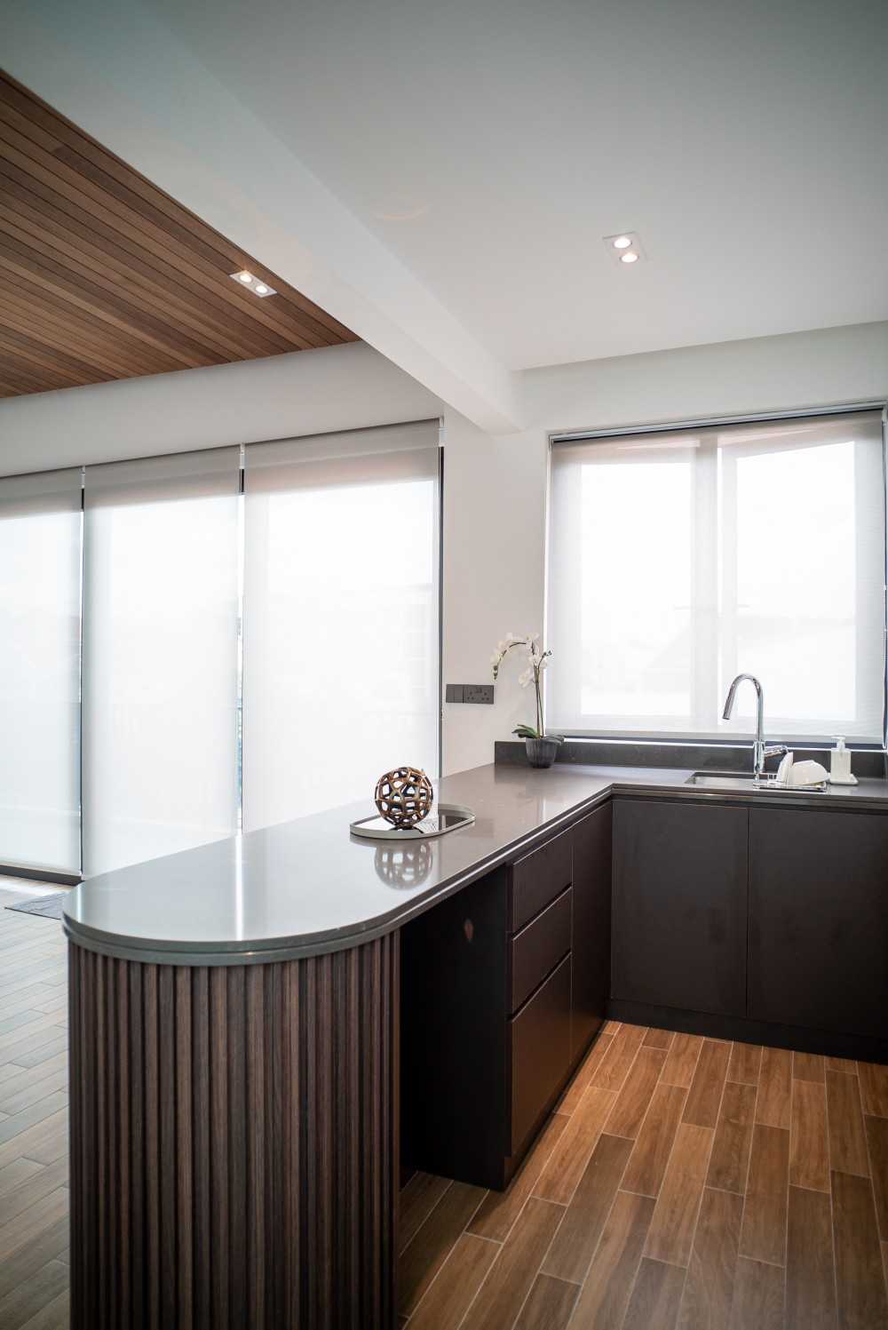Contemporary Home Bar with Countertop and Wood Flooring