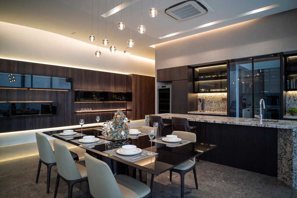 Contemporary Dining Room with Dining Table and Tableware