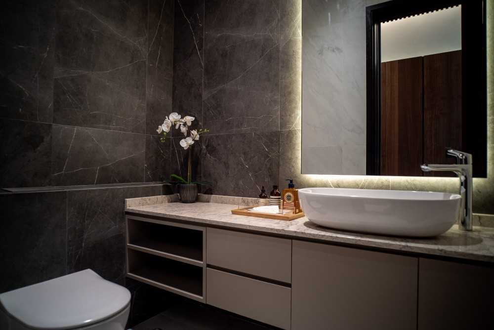 Contemporary Bathroom with Countertop and Mirror