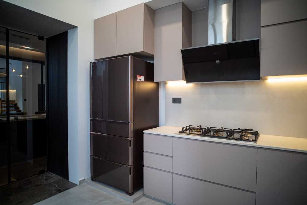 Contemporary Kitchen with Kitchen Backsplash and Kitchen Cabinets