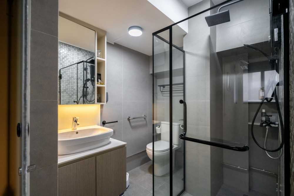 Modern Bathroom with Homogeneous Tiles and Herringbone Tiling