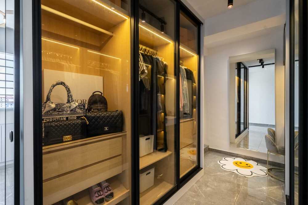Modern Walk-in Wardrobe with Mirror and Wardrobe