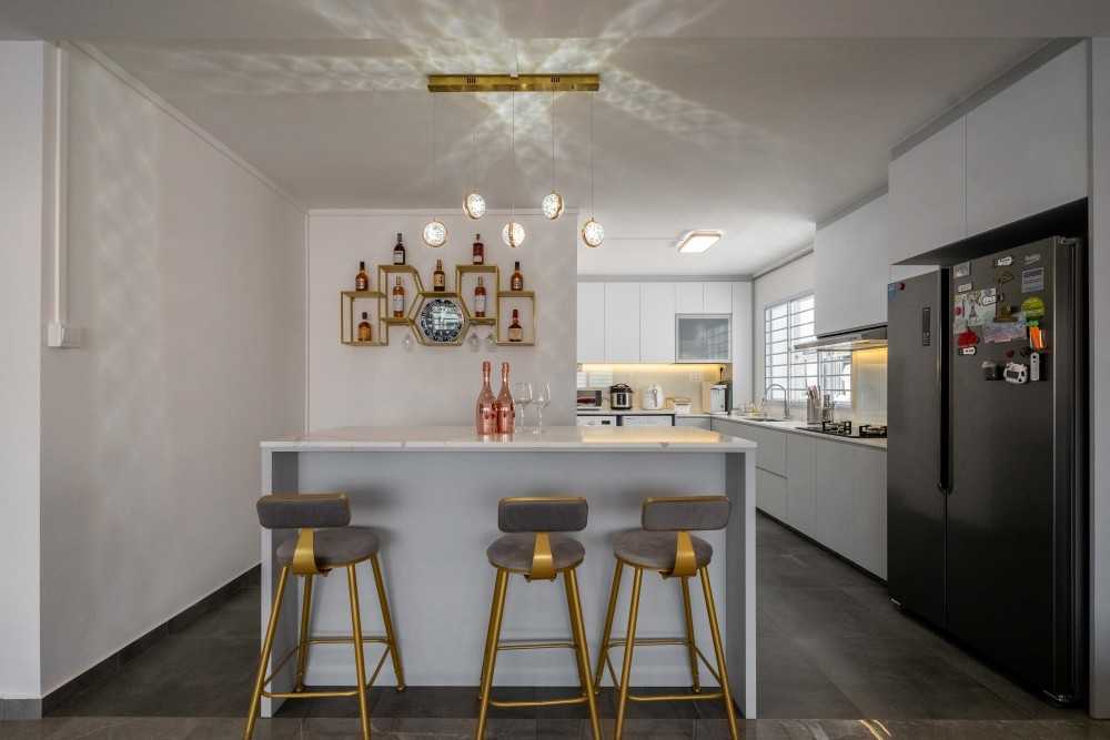 Modern Kitchen with Vinyl Flooring and Homogeneous Tiles