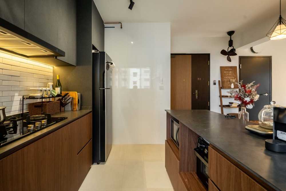 Transitional Kitchen with Vinyl Flooring and Homogeneous Tiles