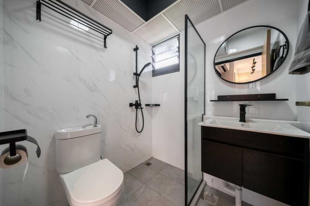 Transitional Bathroom with Mirror and Bathtub