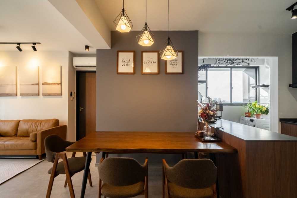 Transitional Dining Room with Dining Table and Dining Chairs