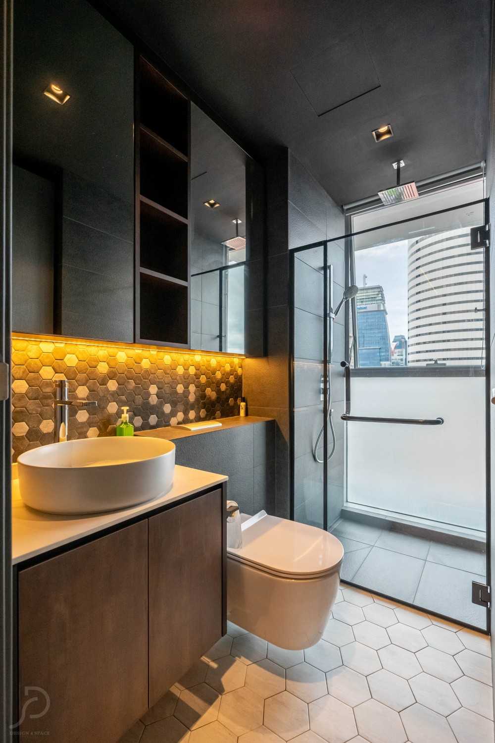 Modern Bathroom with Mirror and Bathtub