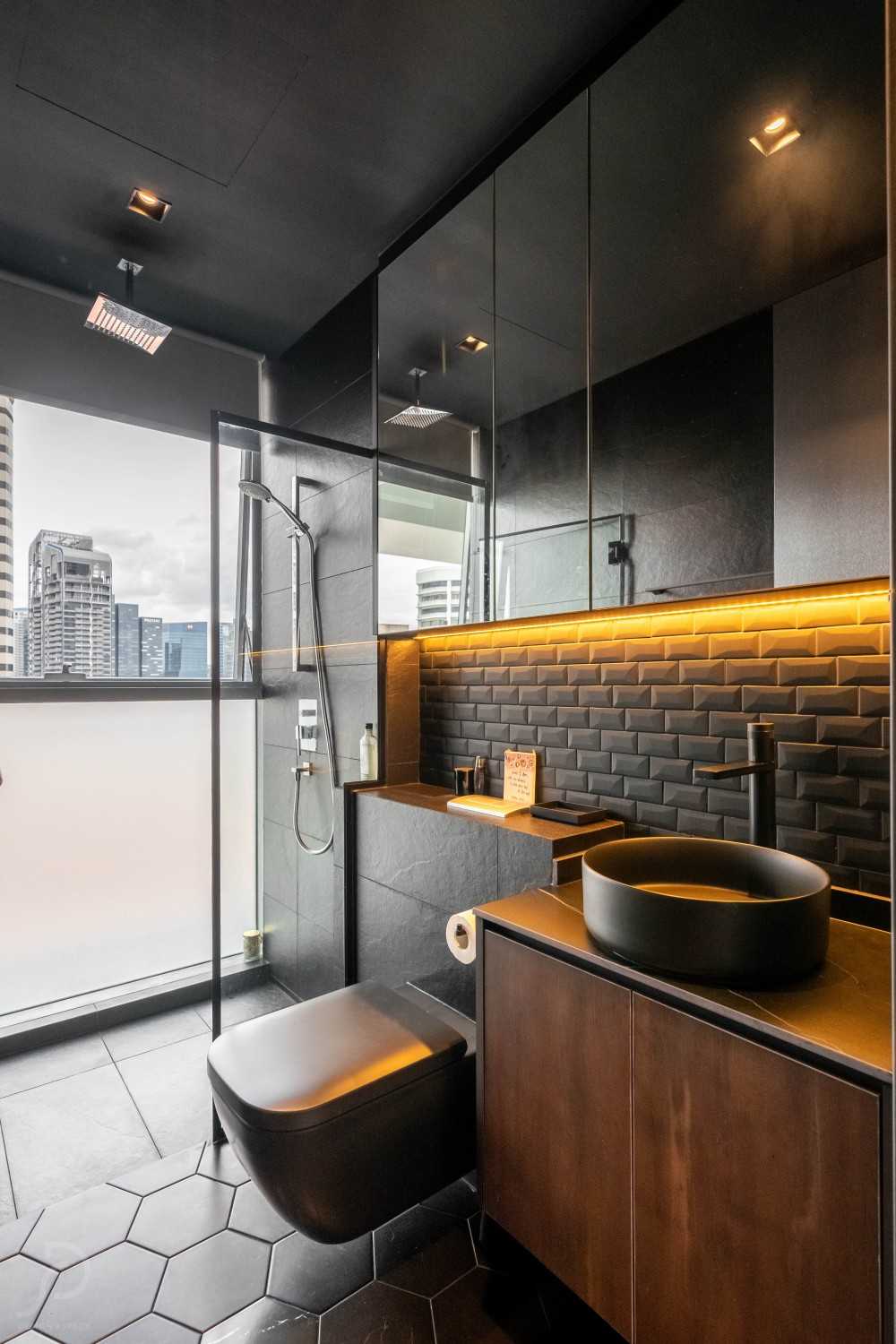 Modern Bathroom with Mirror and Bathtub