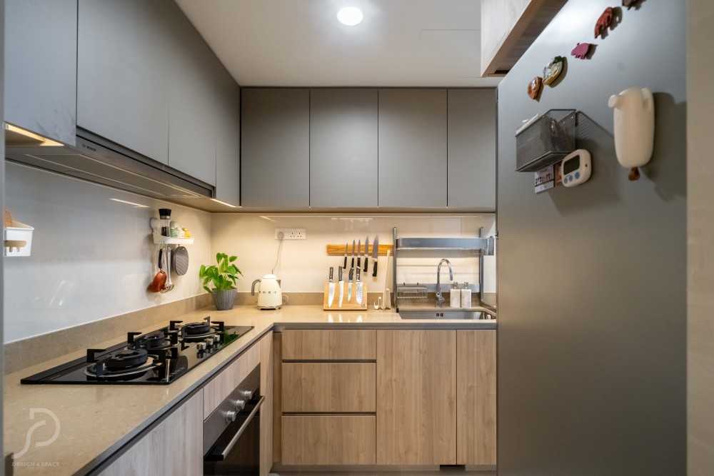 Modern Kitchen with Kitchen Window and Kitchen Backsplash