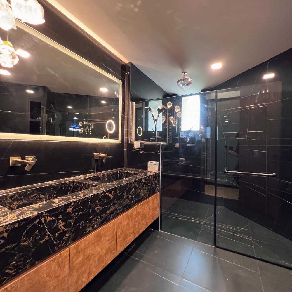 Modern Bathroom with Homogeneous Tiles and Mirror