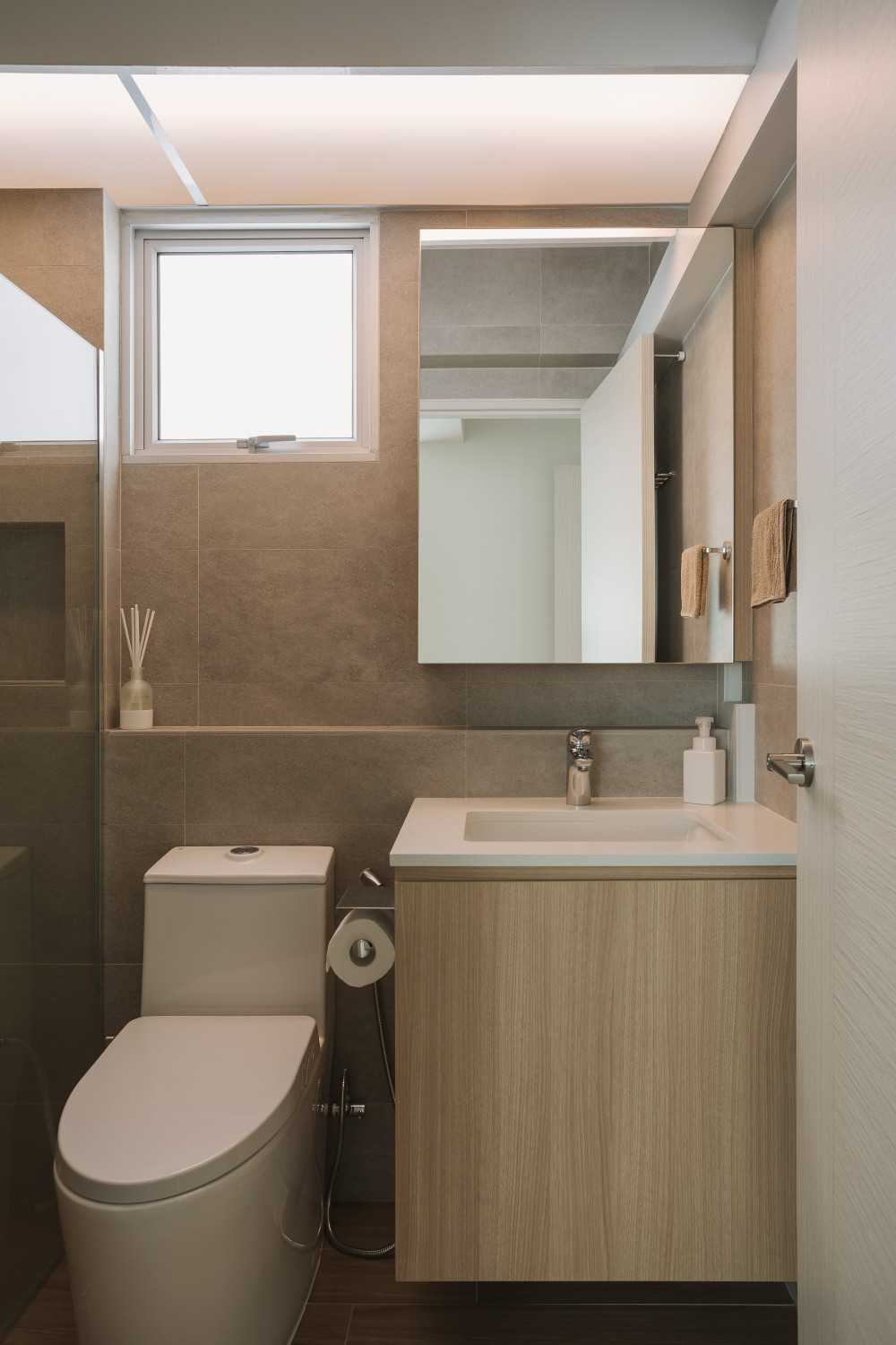 Modern Bathroom with Mirror and Bathroom Storage