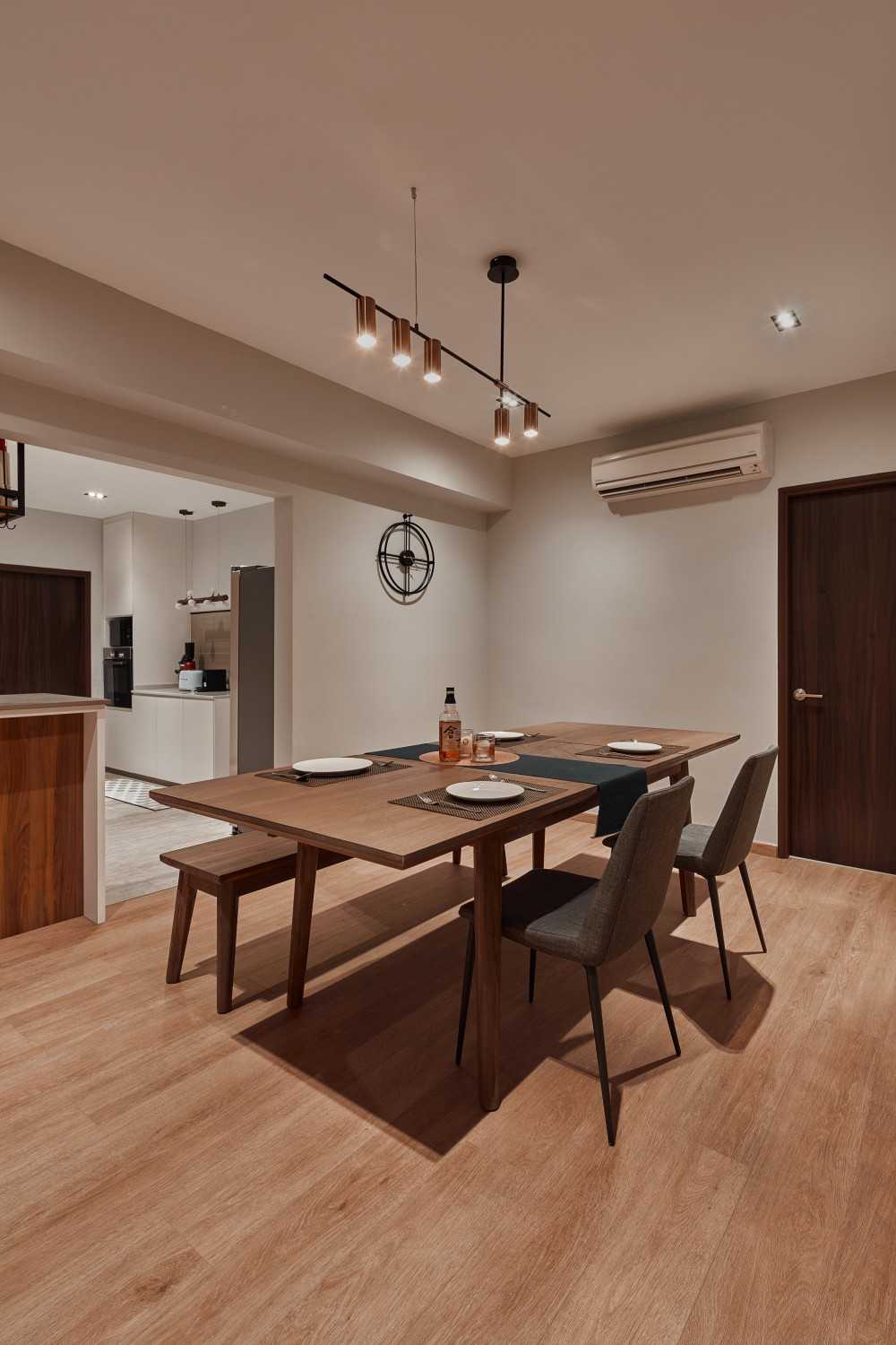 Modern Dining Room with Dining Table and Dining Chairs