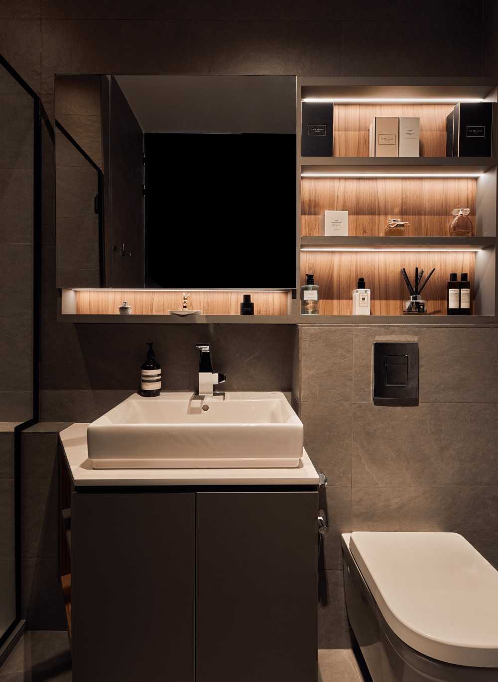 Modern Bathroom with Mirror and Bathroom Storage