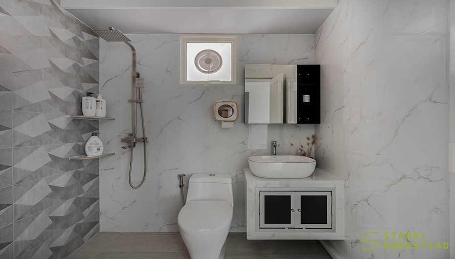 Modern Bathroom with Mirror and Bathroom Storage