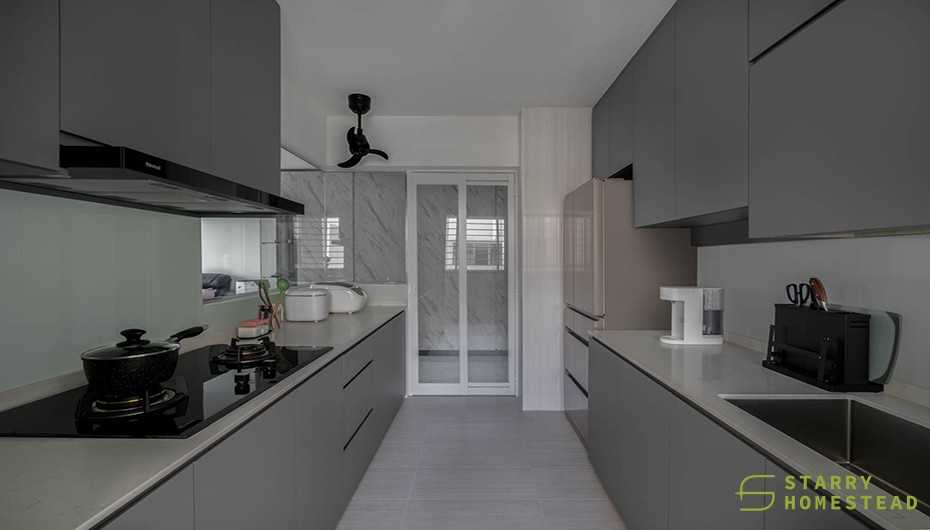 Modern Kitchen with Kitchen Island and Mosaic
