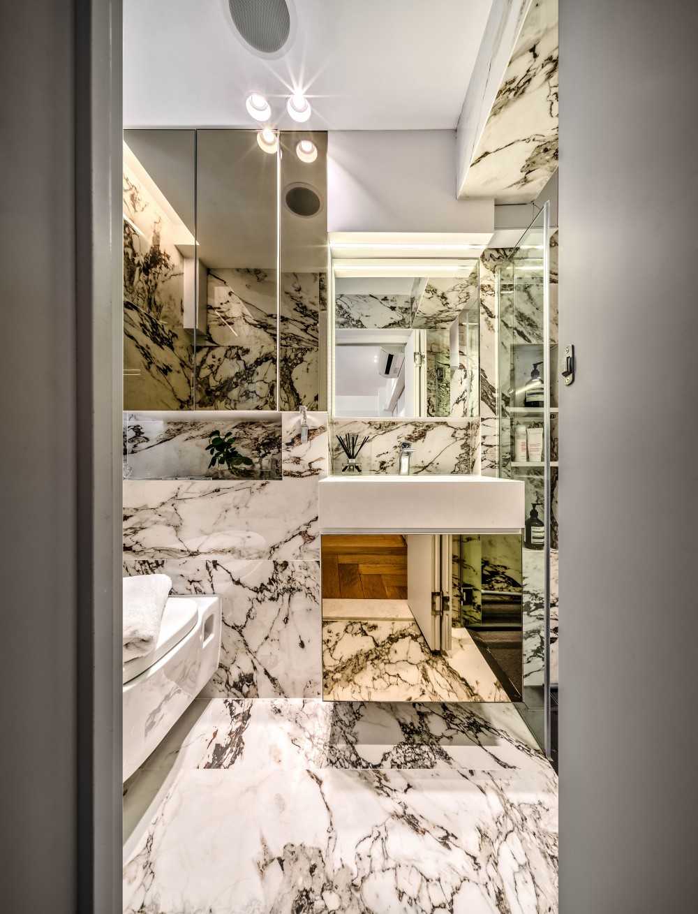 Modern Bathroom with Countertop and Mirror