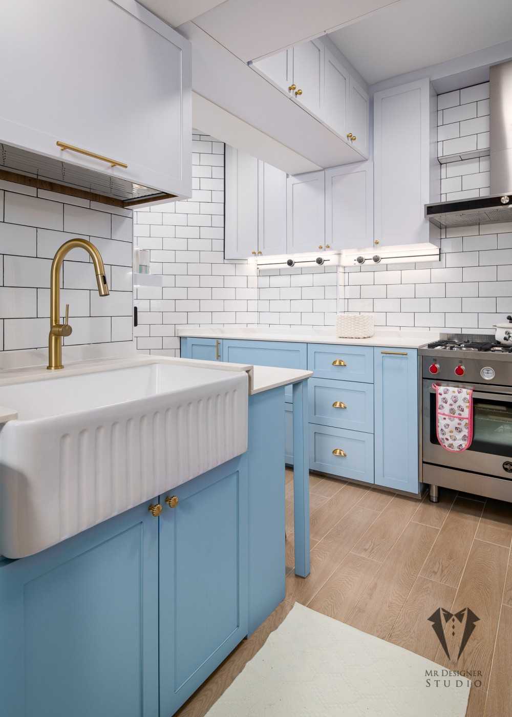 Eclectic Kitchen with Countertop and Homogeneous Tiles