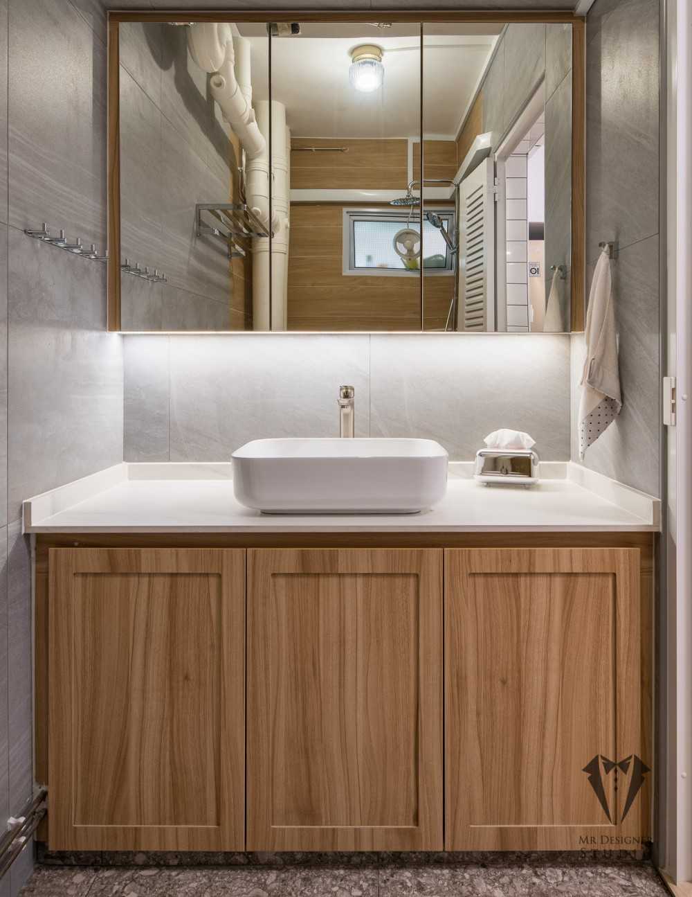 Eclectic Bathroom with Countertop and Vinyl Flooring