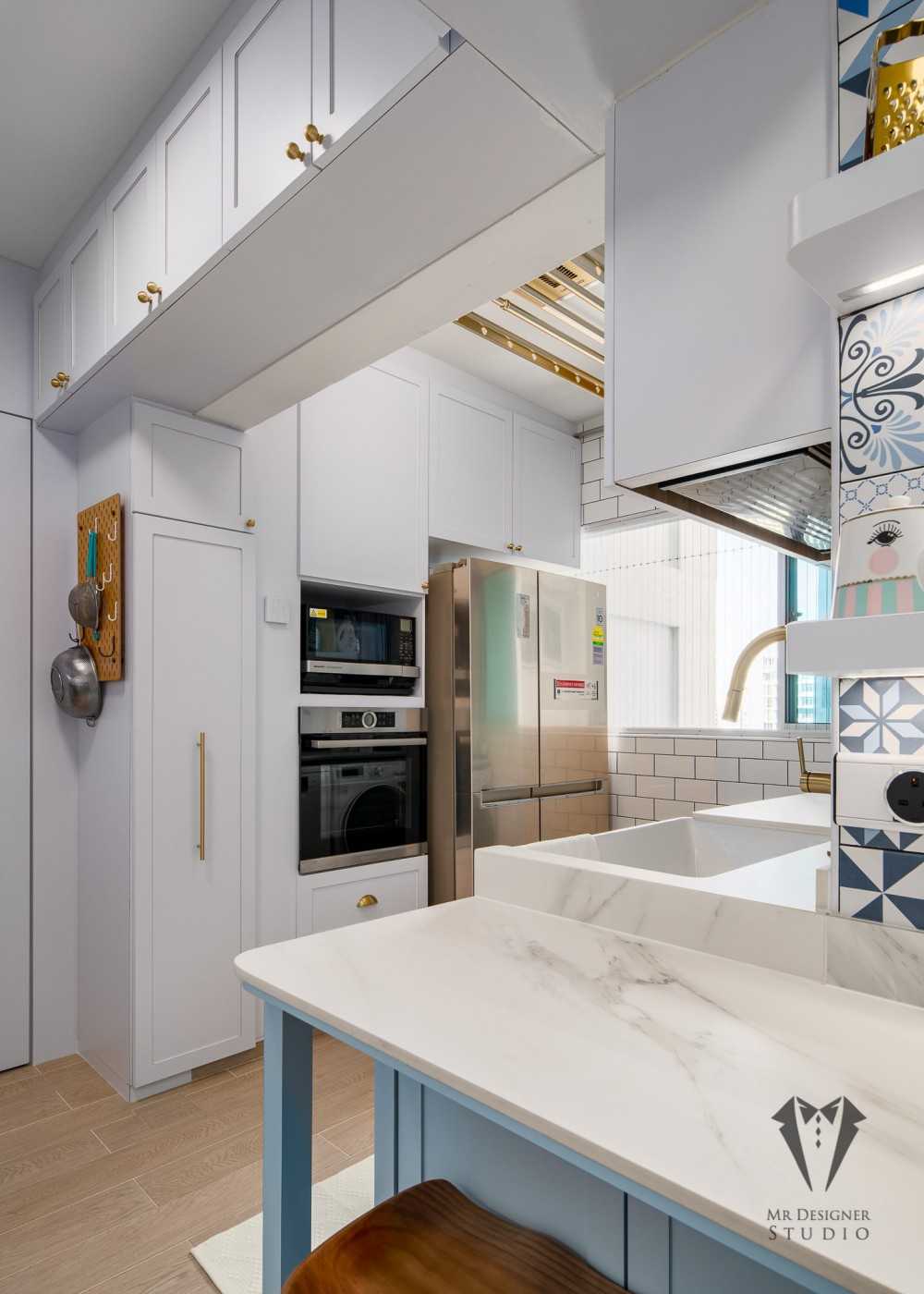 Eclectic Kitchen with Countertop and Homogeneous Tiles