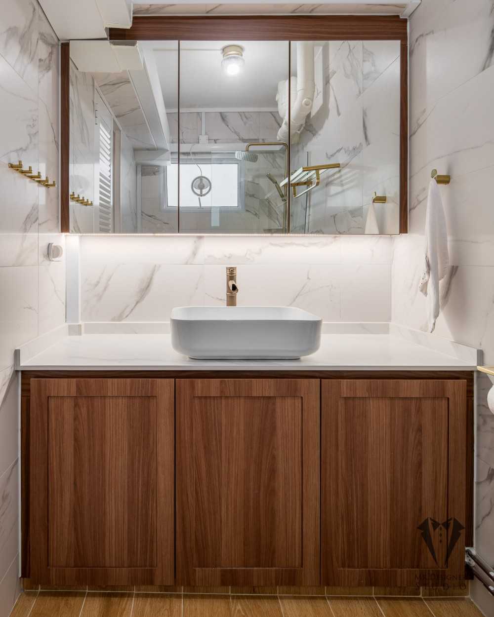 Eclectic Bathroom with Countertop and Homogeneous Tiles