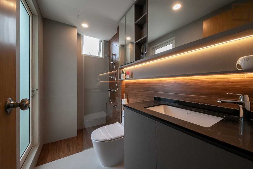 Modern Bathroom with Mirror and Bathroom Storage
