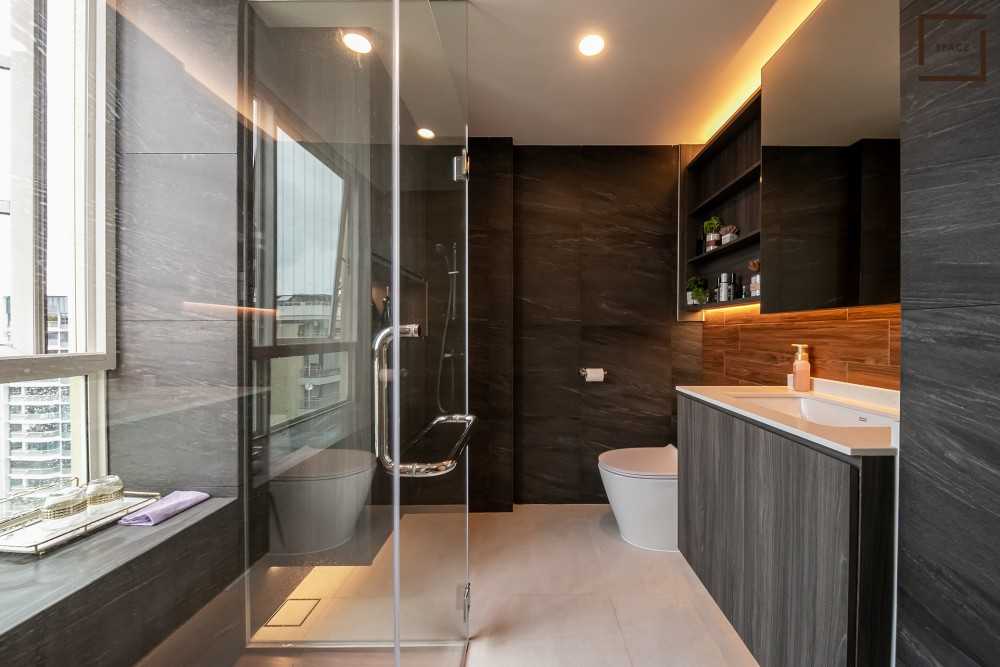 Modern Bathroom with Mirror and Bathroom Storage