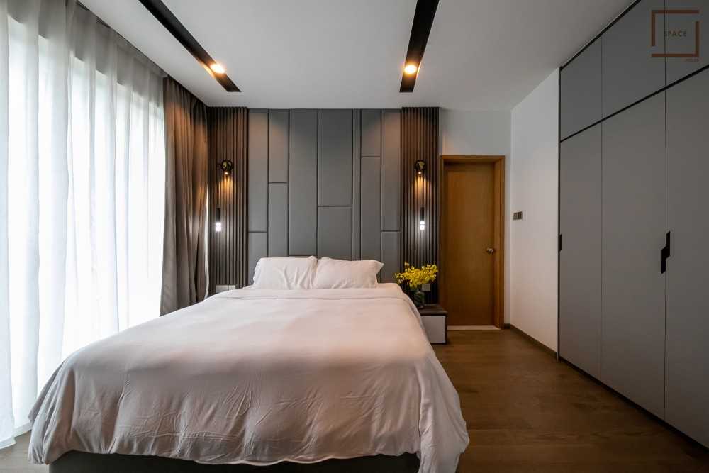Modern Bedroom with Vinyl Flooring and Wardrobe