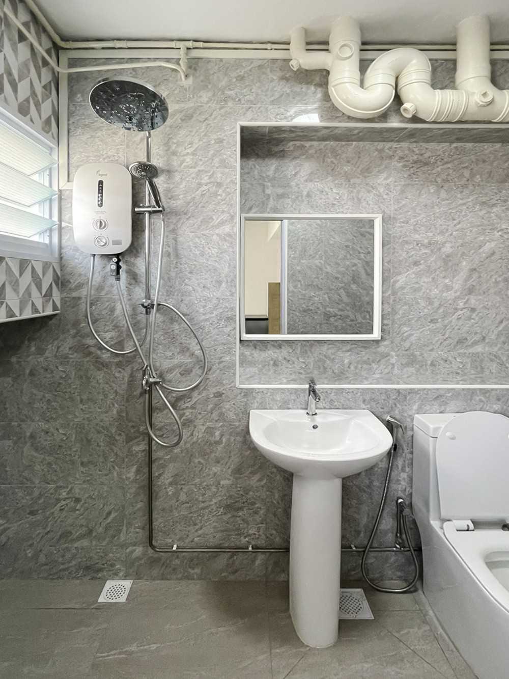 Scandinavian Bathroom with Mirror and Bathroom Storage