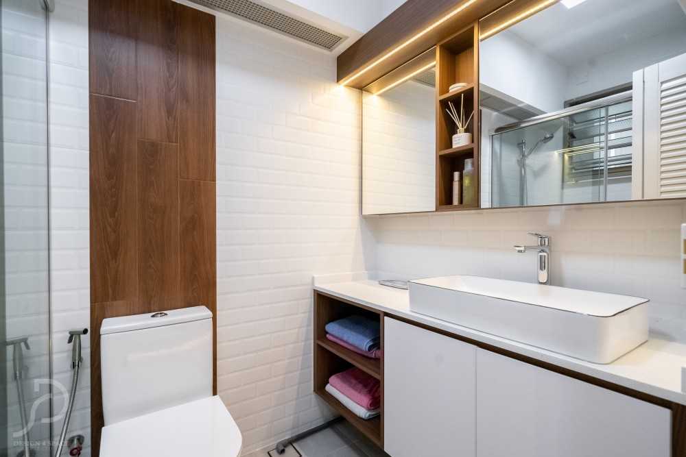 Contemporary Bathroom with Mirror and Bathroom Storage