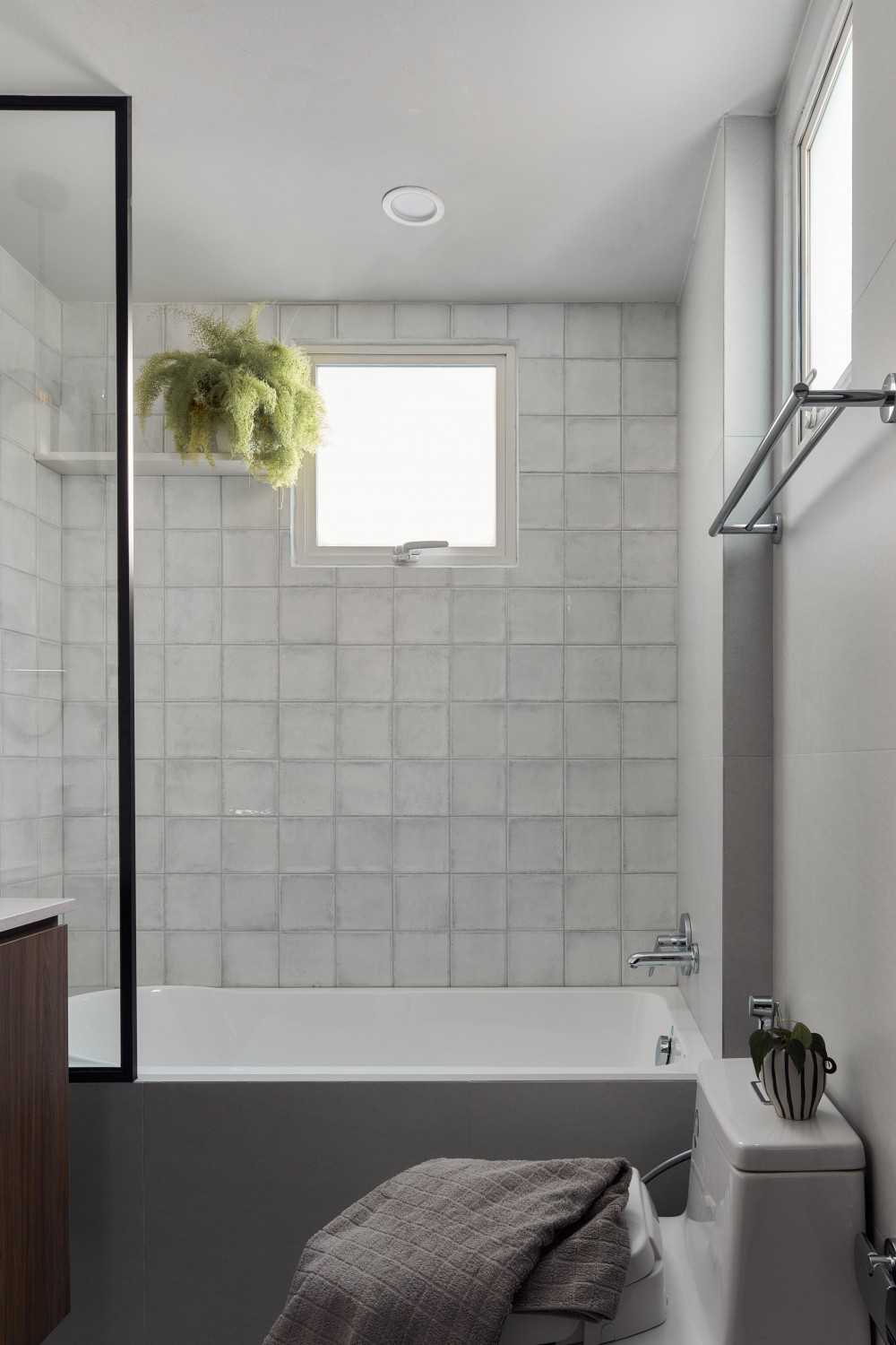 Contemporary Bathroom with Bathtub and Shower Screen