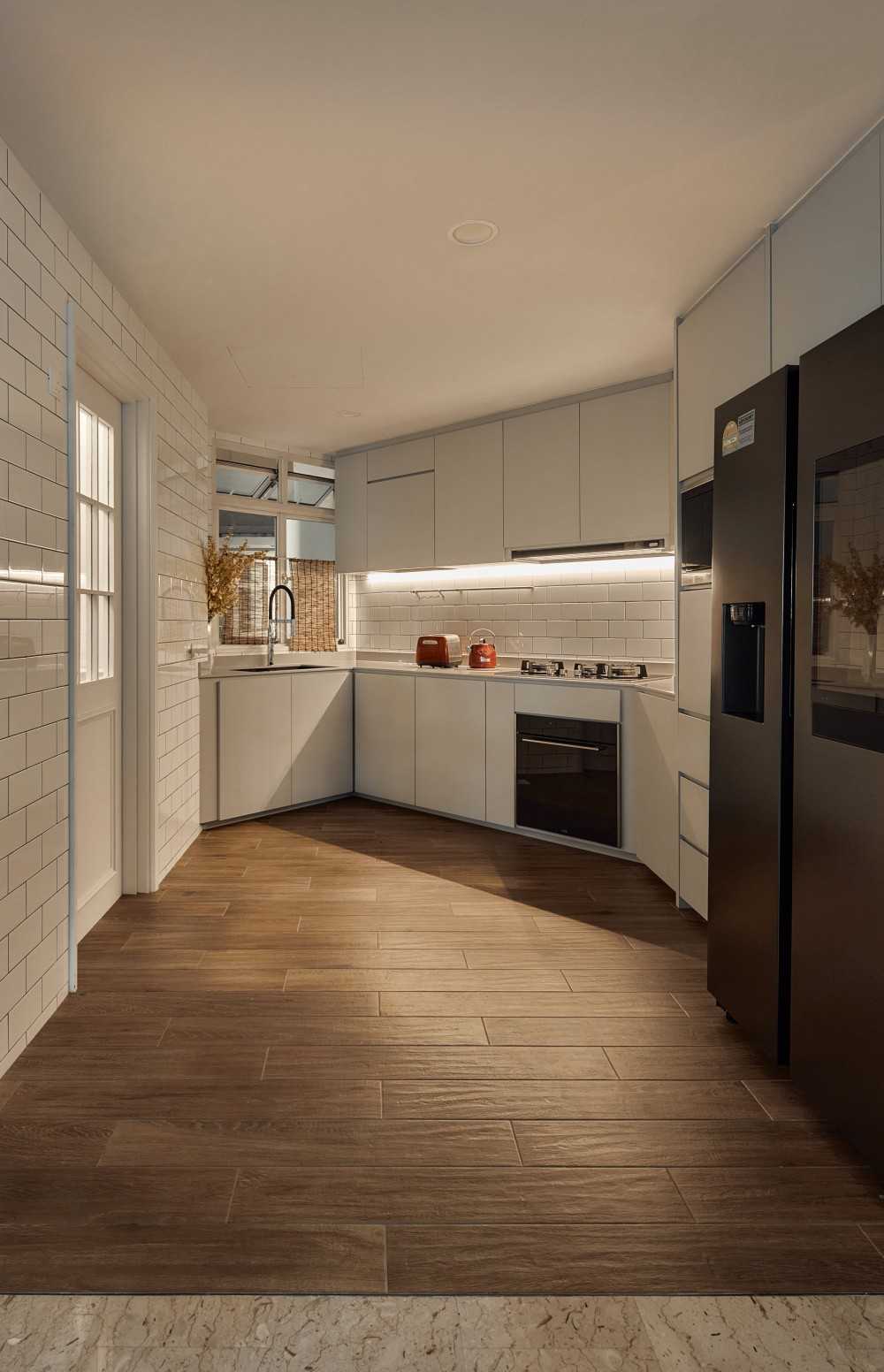 Contemporary Kitchen with Open Kitchen and Kitchen Backsplash