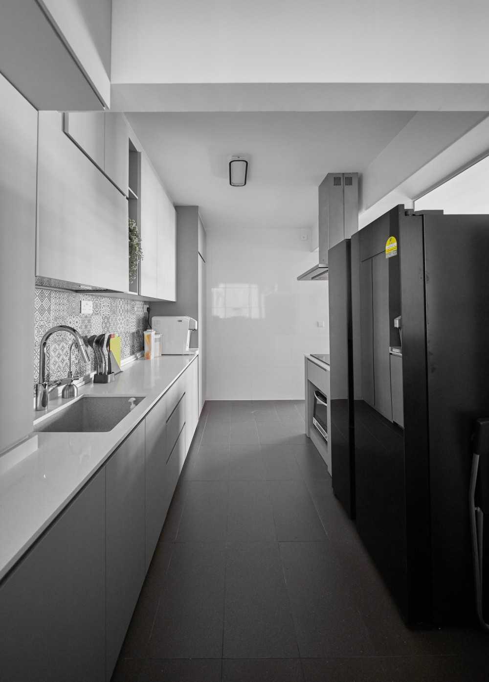 Contemporary Kitchen with Countertop and Cupboard