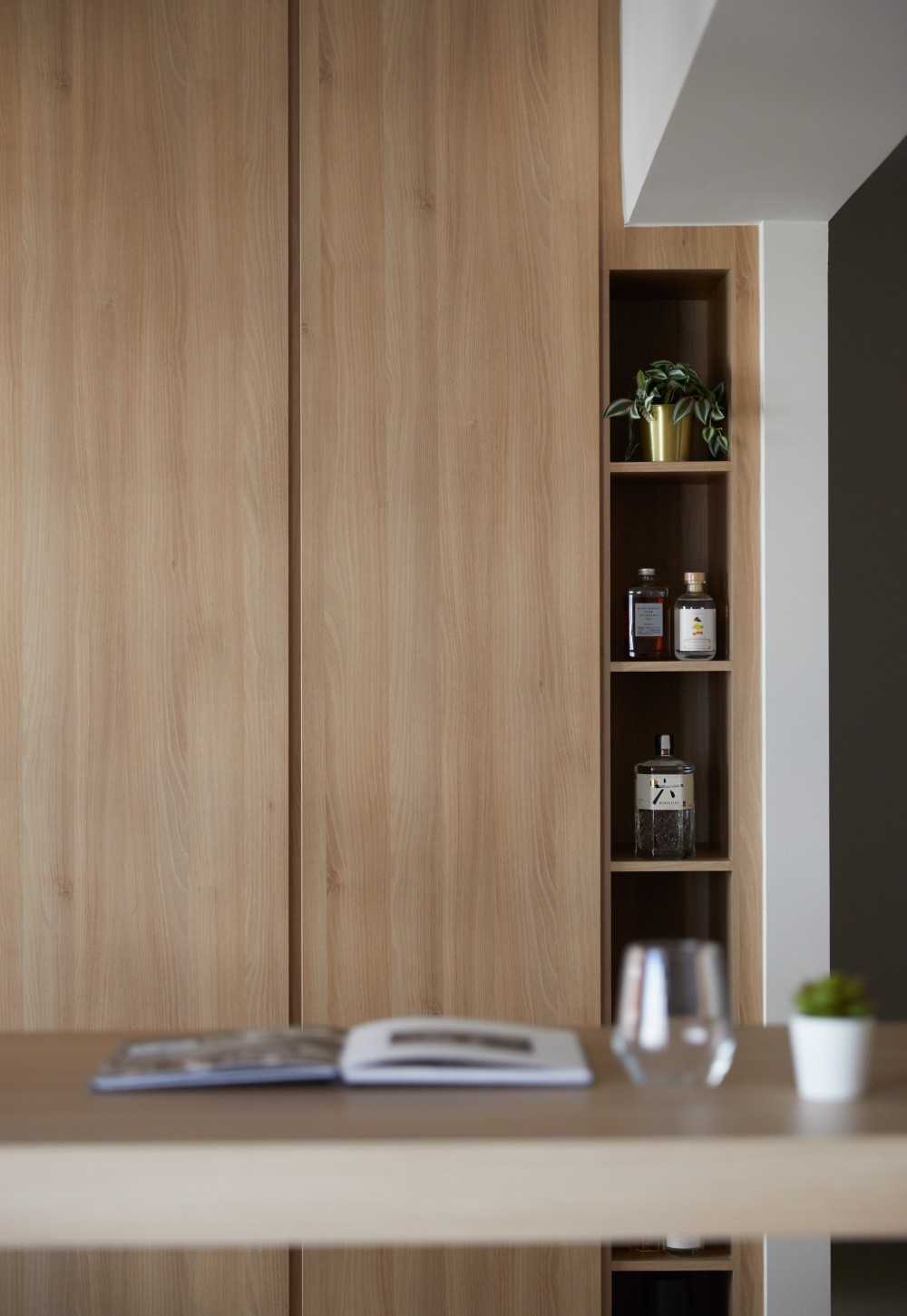 Contemporary Living Room with Bookshelf and Countertop